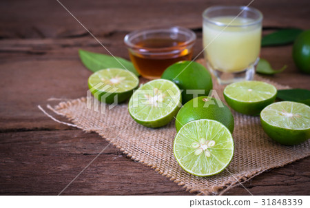 图库照片: lime lemon with juice and honey in glass