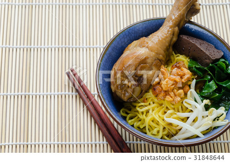 图库照片: egg noodle with stewed chicken drumstick.