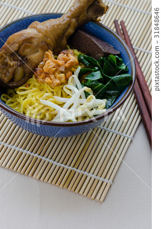 图库照片: egg noodle with stewed chicken drumstick.