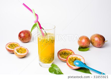 照片素材(图片): passion fruit juice in a glass