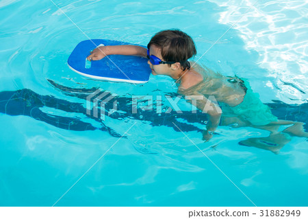 图库照片: boy swimming in the pool