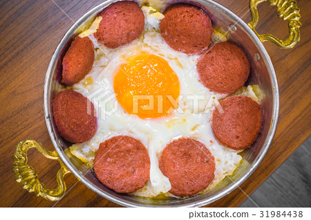 图库照片: turkish sausage and fried egg in a copper pan