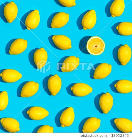 图库照片: fresh lemon pattern on a vivid blue background