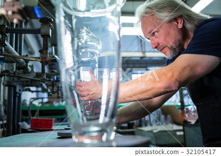 照片素材(图片): glassblower working on a glass