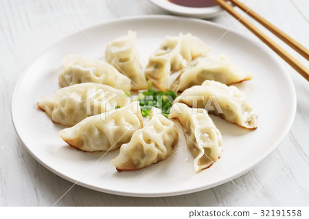 图库照片: gyoza dumplings.