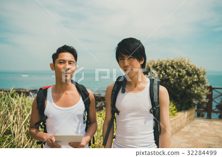 图库照片: 背包客 男性 男