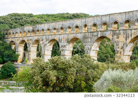 图库照片: pont du gard, an old roman aqueduct near nimes in