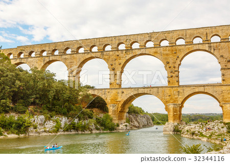 图库照片: pont du gard, an old roman aqueduct near nimes in