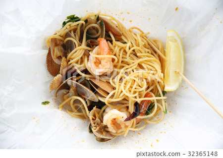 steamed prawns,fried eggs 图库照片: seafood pasta spaghetti with clams, prawns, italian