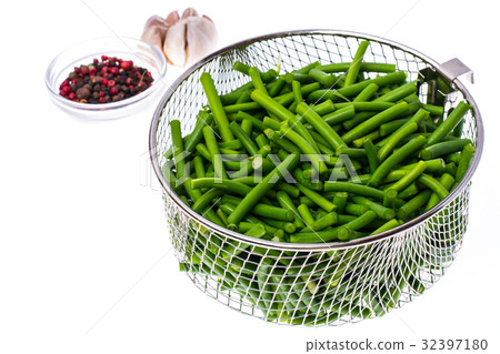 图库照片: green string beans in metal