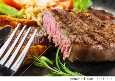 shinofbeef,beefshin 图库照片: portion of beef steak served with roast potatoes
