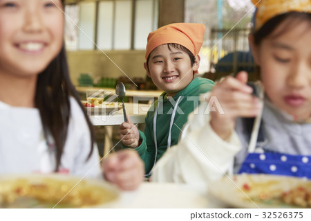 图库照片: 森林学校小学生吃饭