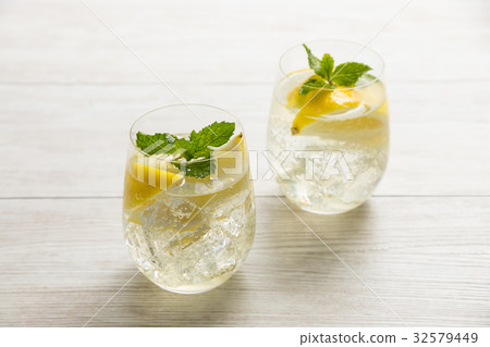 图库照片: 柠檬 苏打 波光粼粼的水面