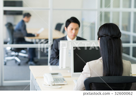 姿势_表情_动作 构图 背影 照片 办公室 首页 照片 姿势_表情_动作