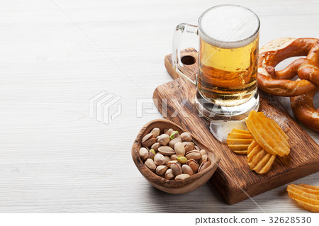 图库照片: lager beer and snacks