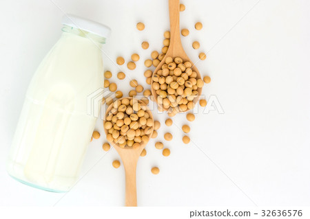 图库照片: soy milk in glass bottle with soy beans in spoon