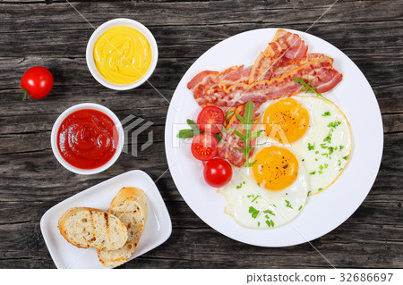 图库照片: sunny side up eggs with bacon