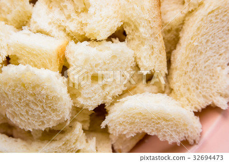 图库照片: close up pieces of bread in bowl