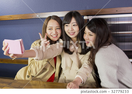 图库照片: 三个女人采取自拍照