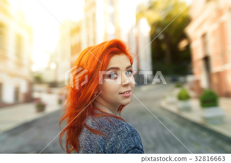 图库照片: startled young redhead woman looking back