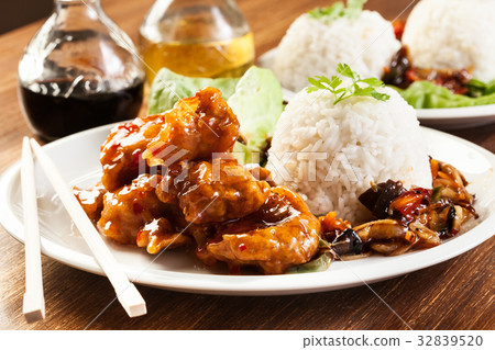 图库照片: fried chicken pieces with sweet and sour sauce