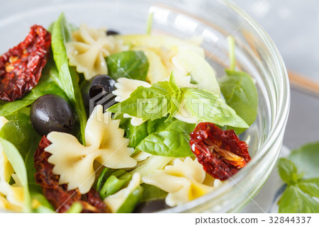 图库照片: homemade pasta salad