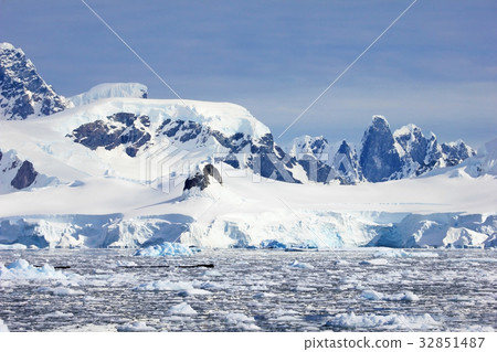 图库照片 beautiful mountains and ice floes antarctic