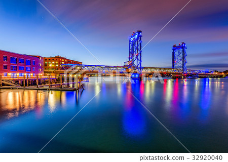 图库照片: portsmouth, new hampshire bridge