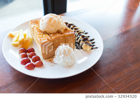 图库照片: honey toast with vanilla ice cream, whipped cream