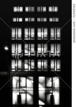 lighted,allergies 图库照片: tall building with lighted windows at night