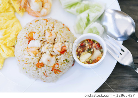steamed prawns,fried eggs 图库照片: food series: fried rice with prawns and omelet