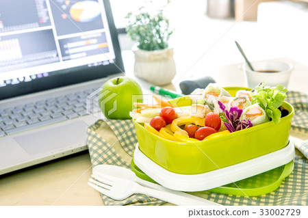 a lunch box,schoollunch 图库照片: green lunch box on the work place of working desk