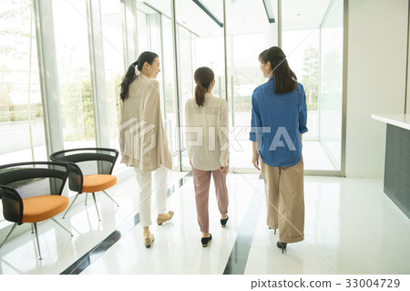 首页 照片 姿势_表情_动作 构图 背影 企业队偶然办公室企业图象 *