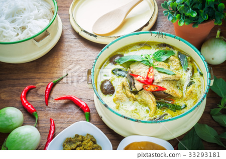 图库照片: thai food green curry chicken on wooden background