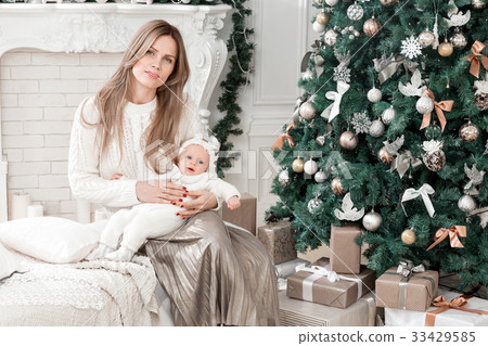 图库照片: happy young mom and baby girl in christmas morning