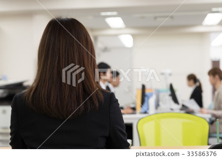 图库照片: 坐在办公室招待会的妇女 查看全部