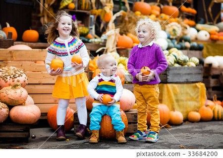 图库照片: kids having fun at pumpkin patch