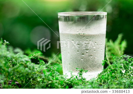 图库照片: a glass of cool fresh water