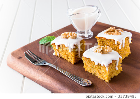 图库照片 pieces of carrot cake with nut and icing cream