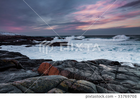 图库照片: storm on the shores of the arctic ocean at sunset