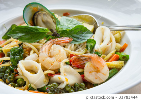 图库照片: spaghetti sea food drunkard spicy delicious