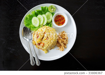 图库照片: pineapple fried rice dish on the wood table.