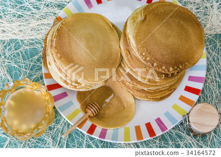 图库照片: pancake with honey or maple syrup