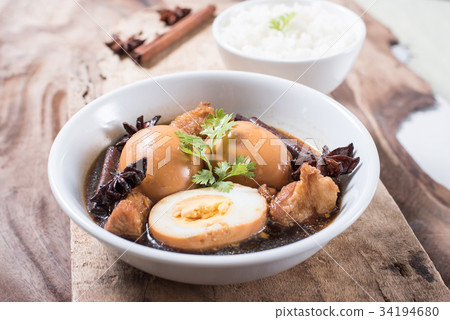 hard boiled eggs,soft boiled egg 图库照片: asian food,hard-boiled egg in brown sauce and rice