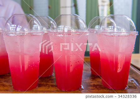 图库照片: strawberry juice with soda soft drinks in cups