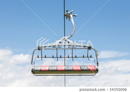 图库照片 ski lift chair in the alps