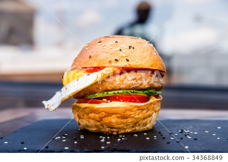 图库照片: delicious restaurant hamburger with fried egg