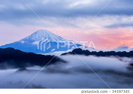 图库照片: mountain fuji with mist during dusk time,japan 查看