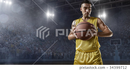 照片素材(图片): basketball player prepares to throw the ball