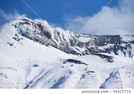 图库照片 十胜岳 火山烟 雪